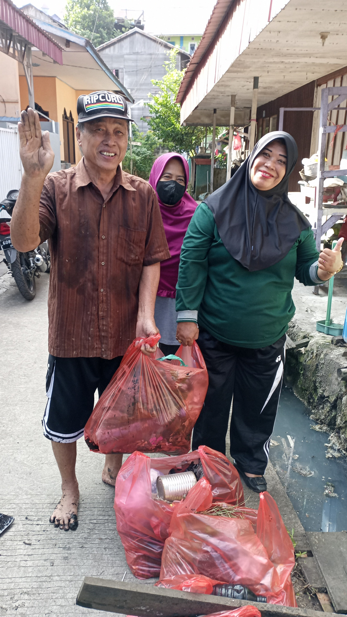 Gotong Royong membersihkan lingkungan