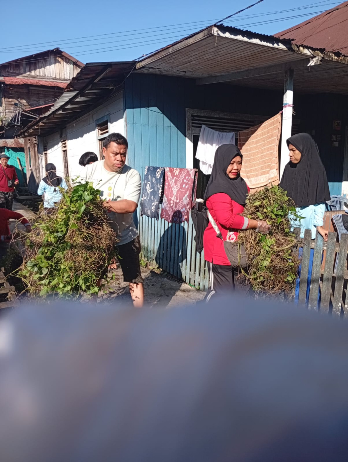 Gotong Royong membersihkan lingkungan