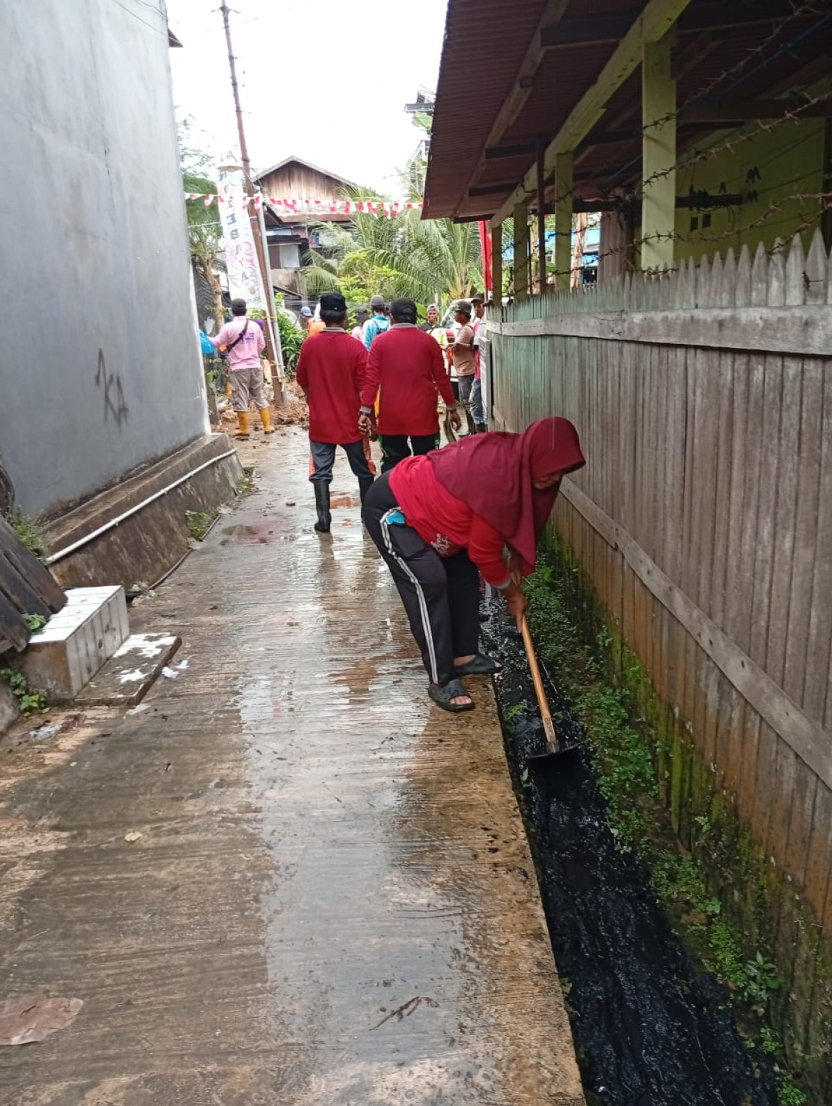 Gotong Royong membersihkan lingkungan