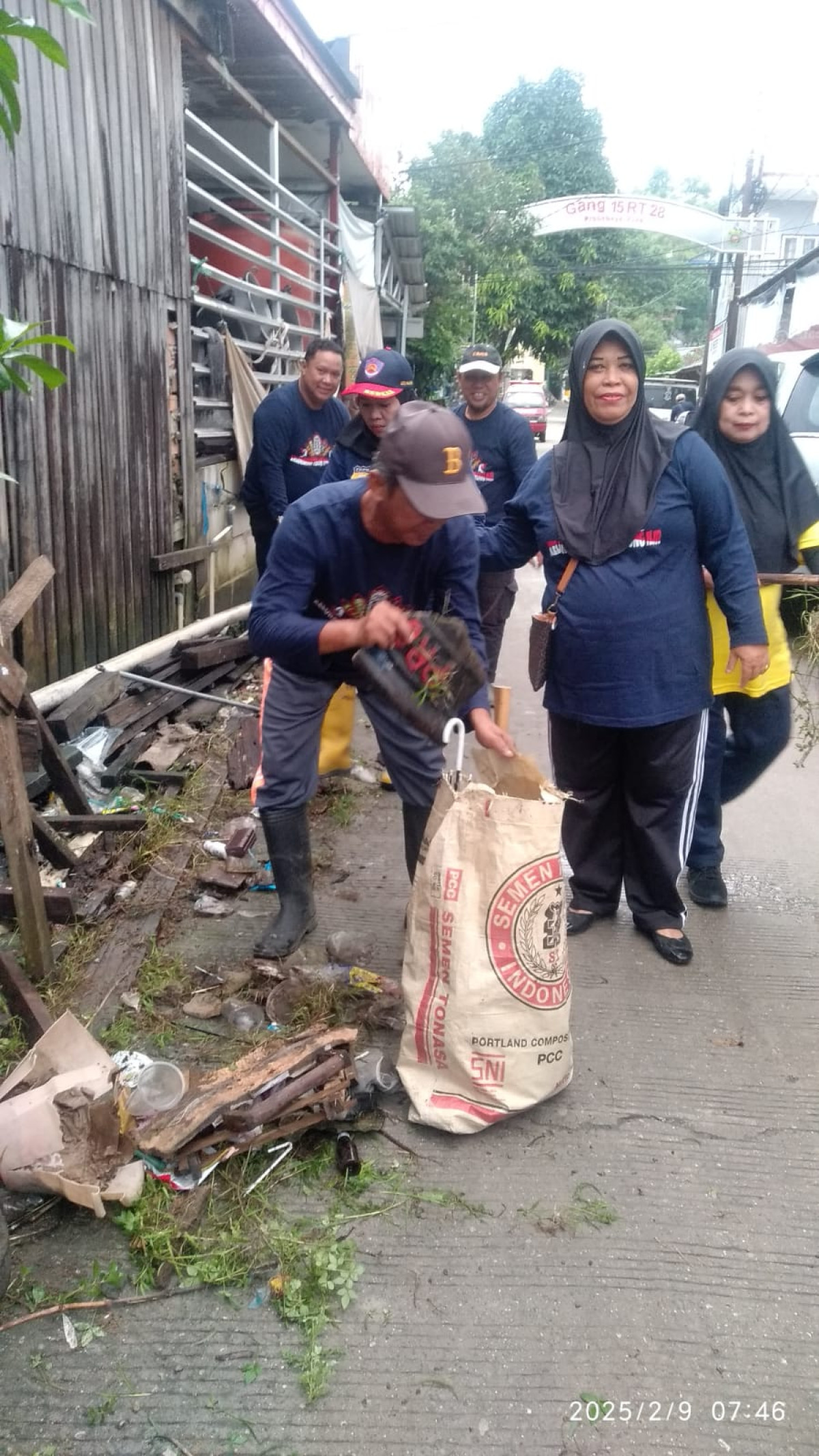 Gotong royong membersihan drynase