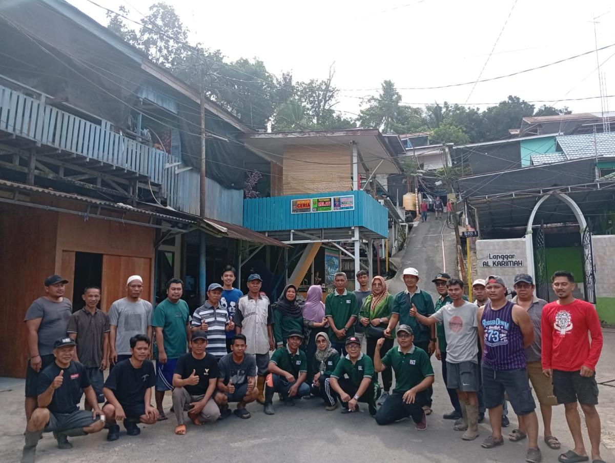 Gotong Royong membersihkan lingkungan