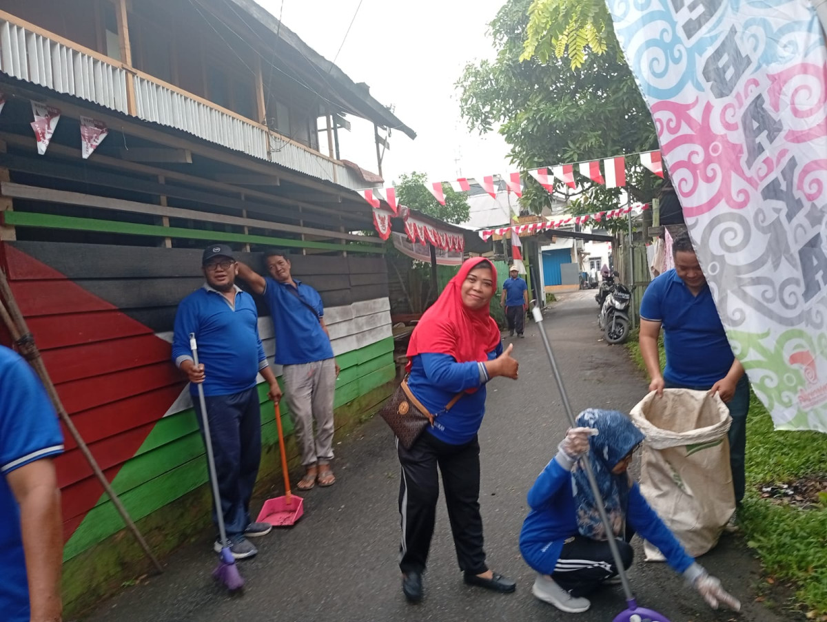 Melaksanakan kerja bakti di lingkungan sekitar RT.08