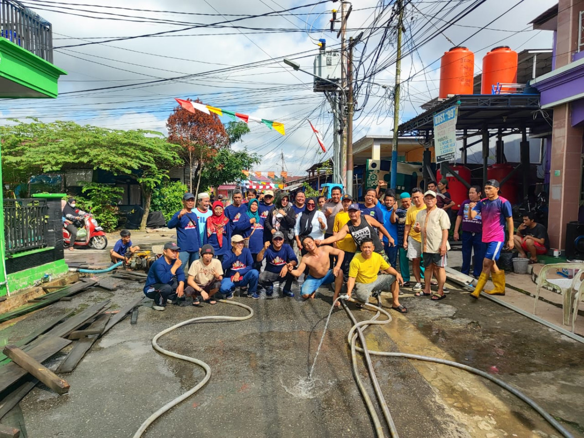 Gotong royong membersihkan lingkungan