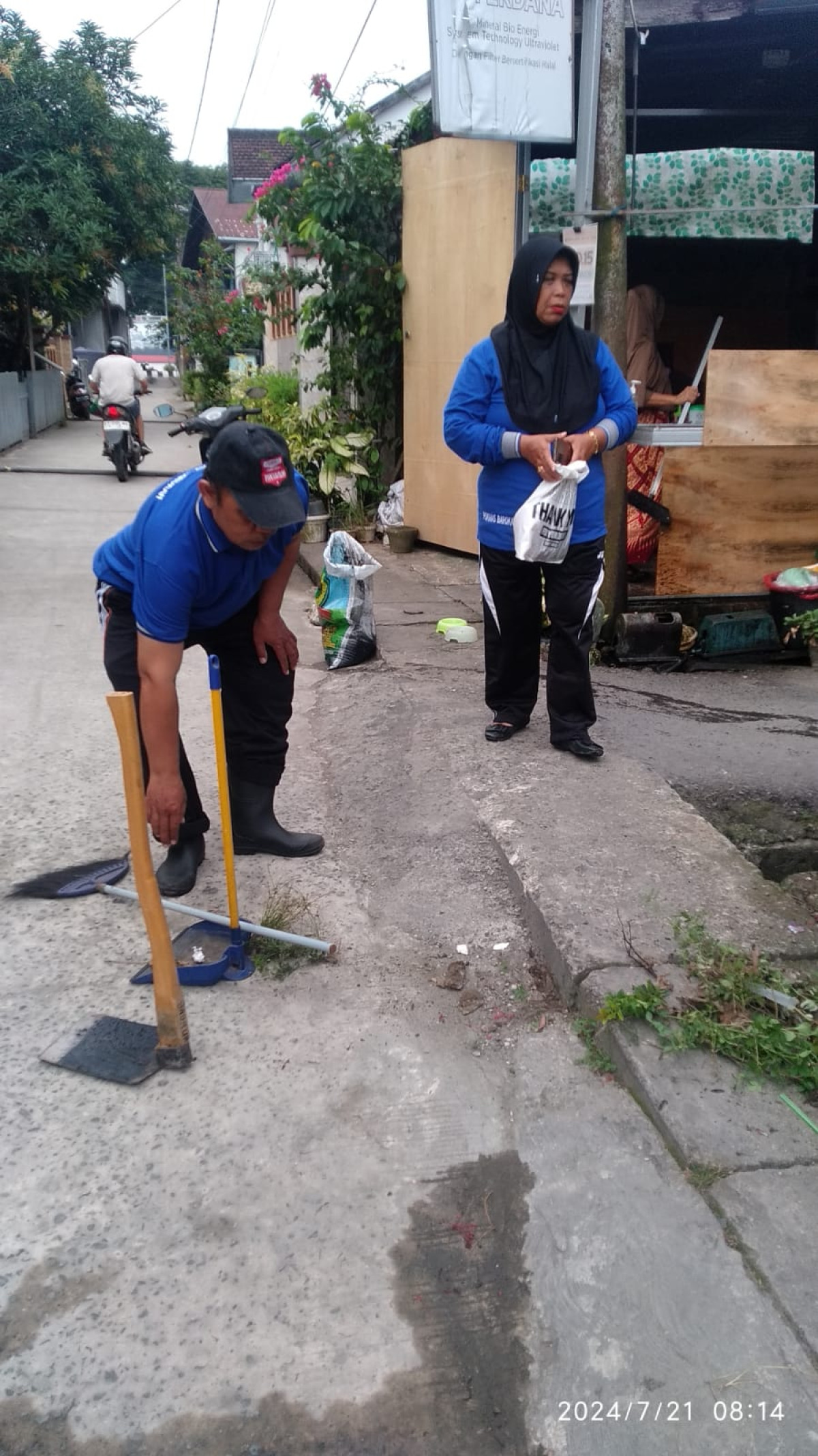 Gotong royong membersihkan lingkungan