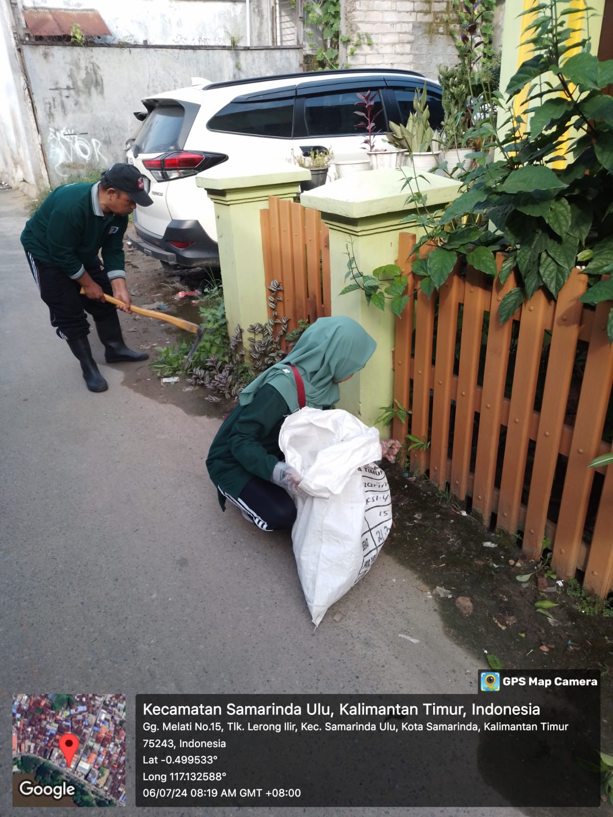Gotong royong membersihkan lingkungan