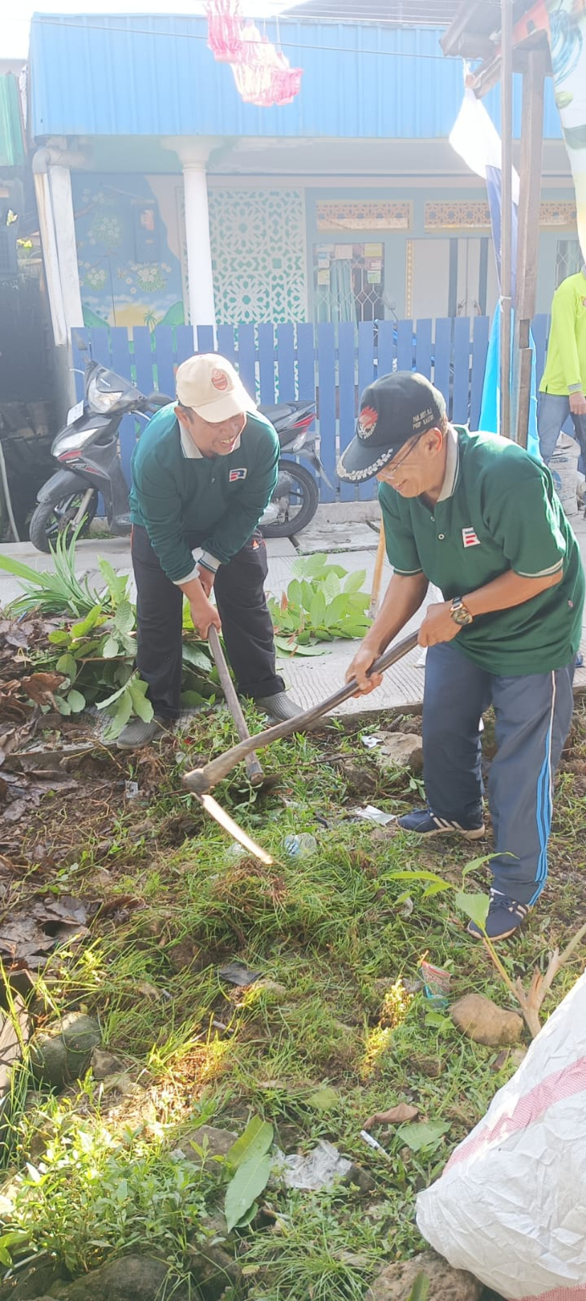 Gotong royong membersihkan lingkungan