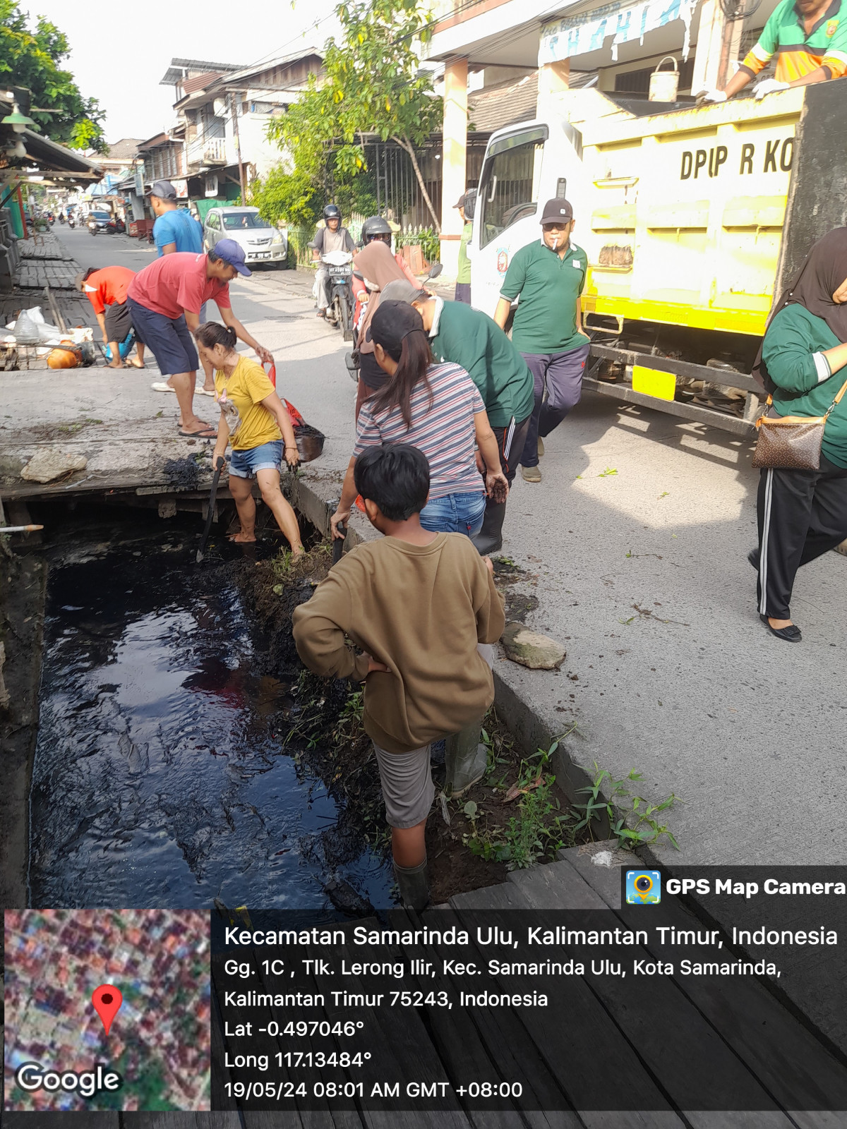 Gotong royong membersihkan lingkungan