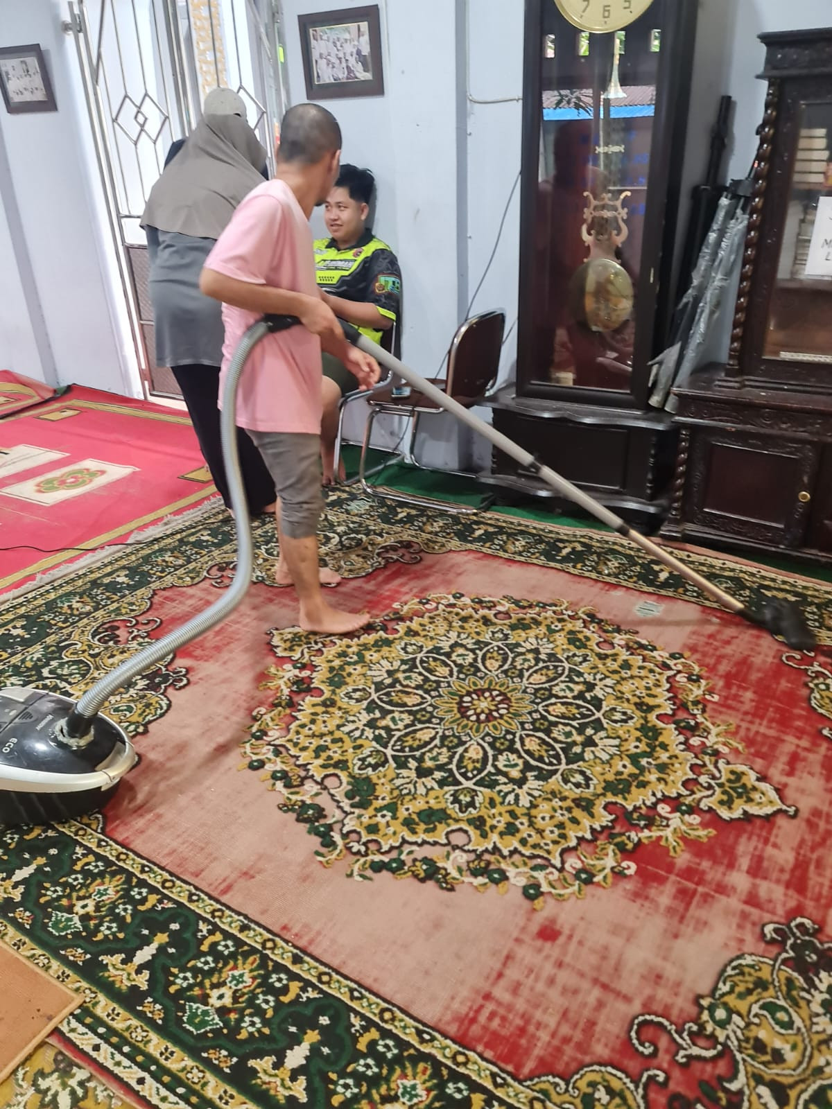 Gotong Royong Pendopo Mesjid Al Raudah Rt. 19