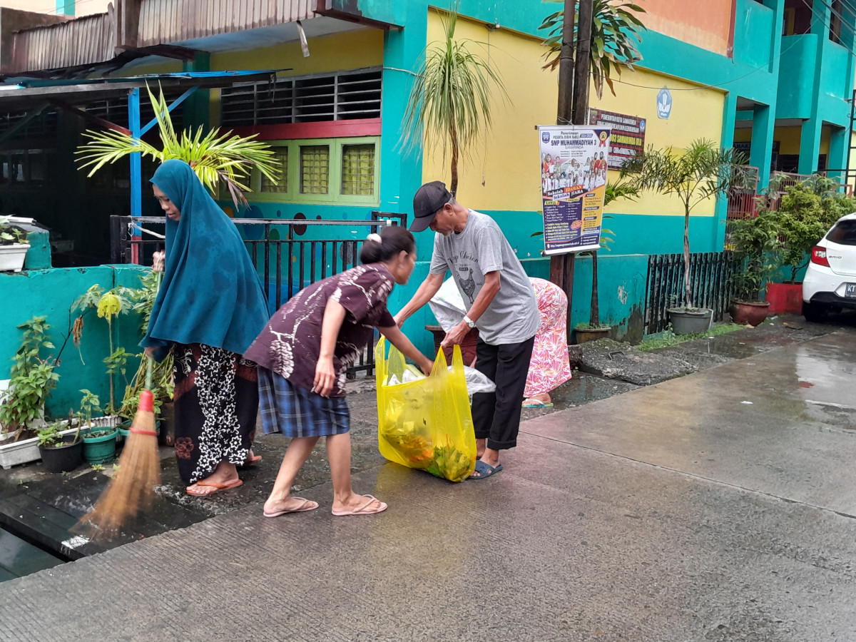 Kerja bakti di Jalan Raudah