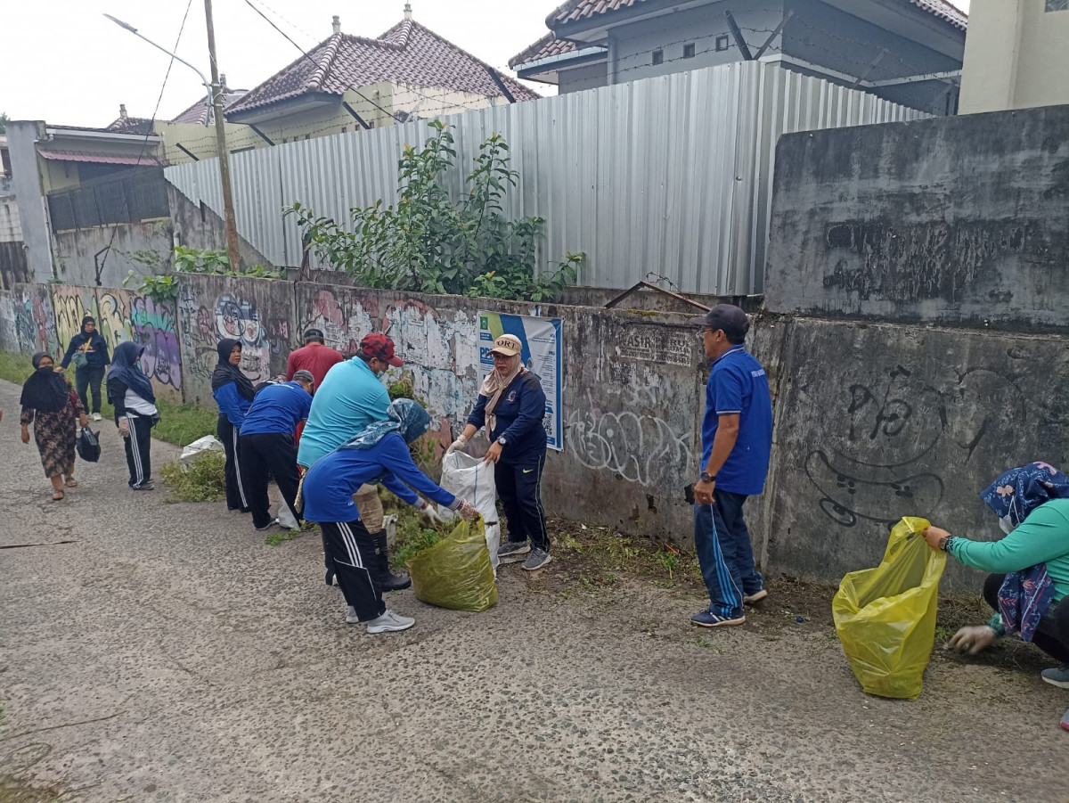 Kerja bakti bersama di jalan Siti Aisyah