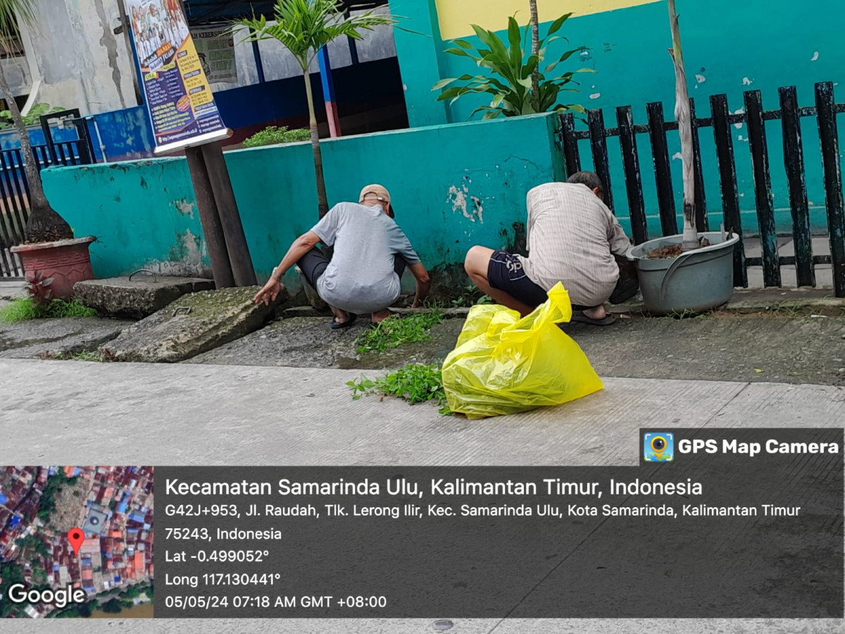 Gotong Royong di Jalan Raudah RT. 19