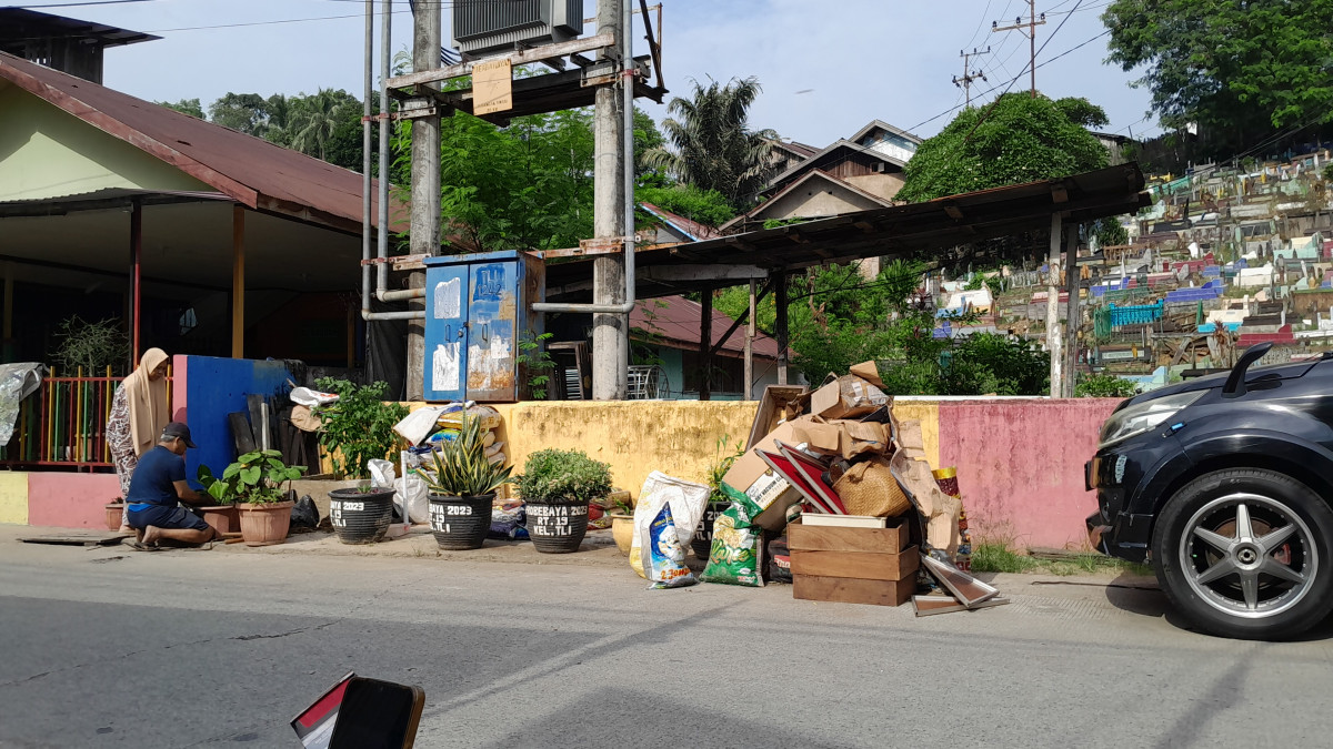 Gotong Royong di Jalan dan depan Mesjid Raudah