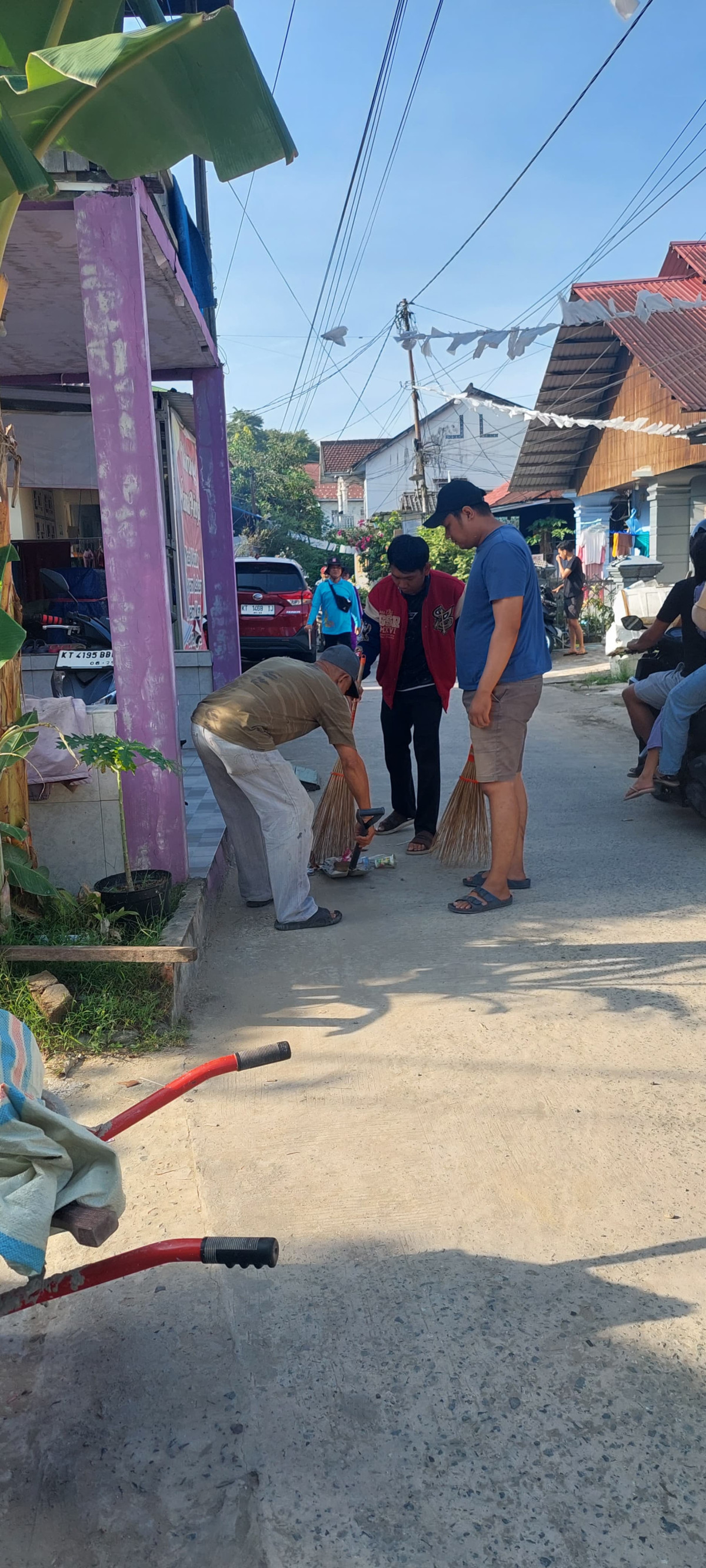 Kerja Bakti di Gang Tukang