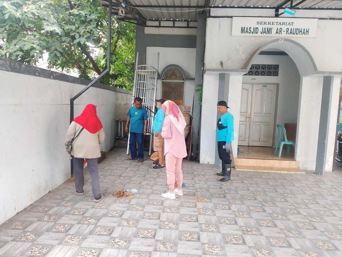 Gotong Royong di Mesjid Al Raudah