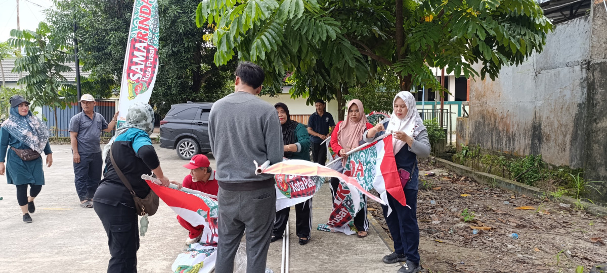 Gotong Royong di Halaman Mesjid Ad Dawah
