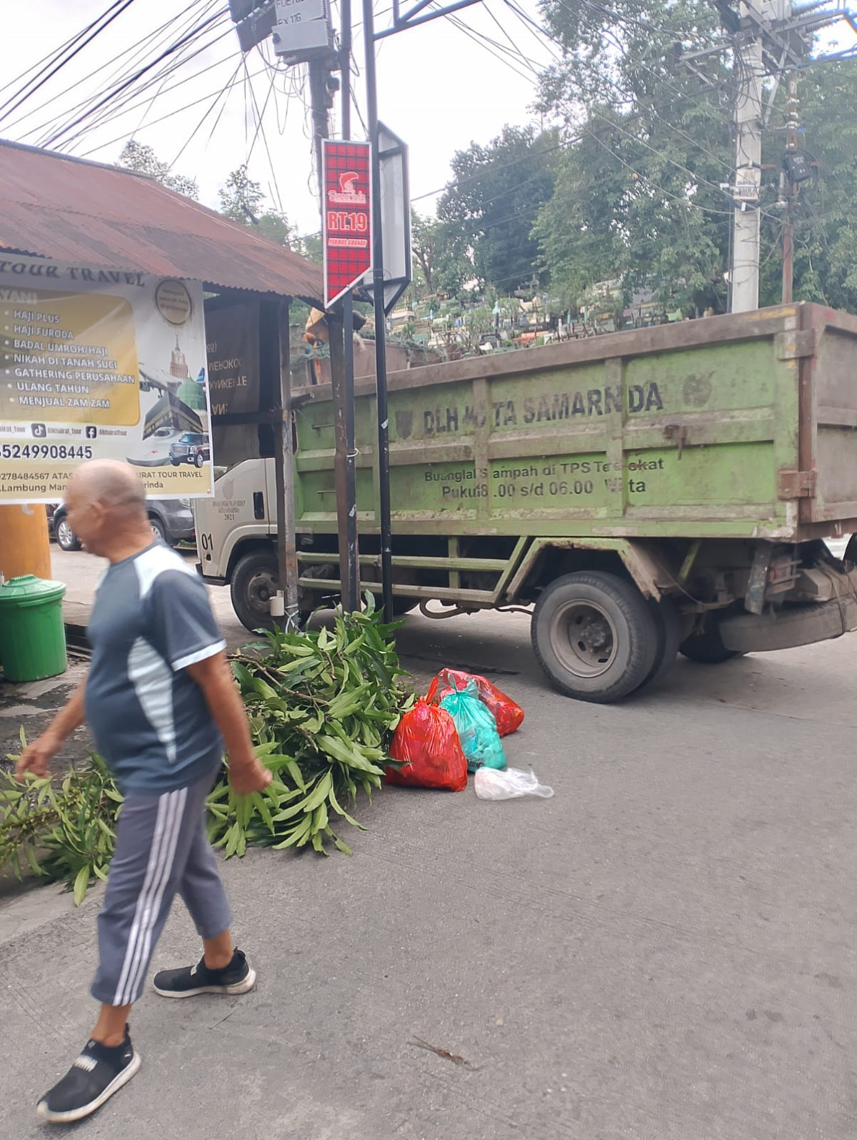 Kerja bakti/gotong royong di wilayah RT. 11