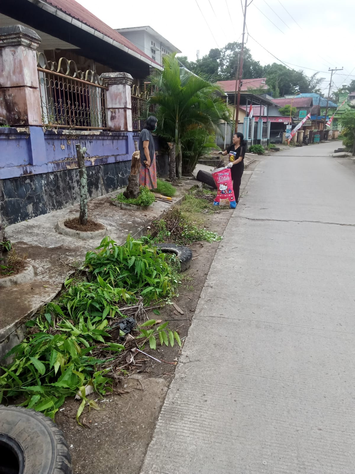Kerja bakti dihalaman rumah masing masing warga
