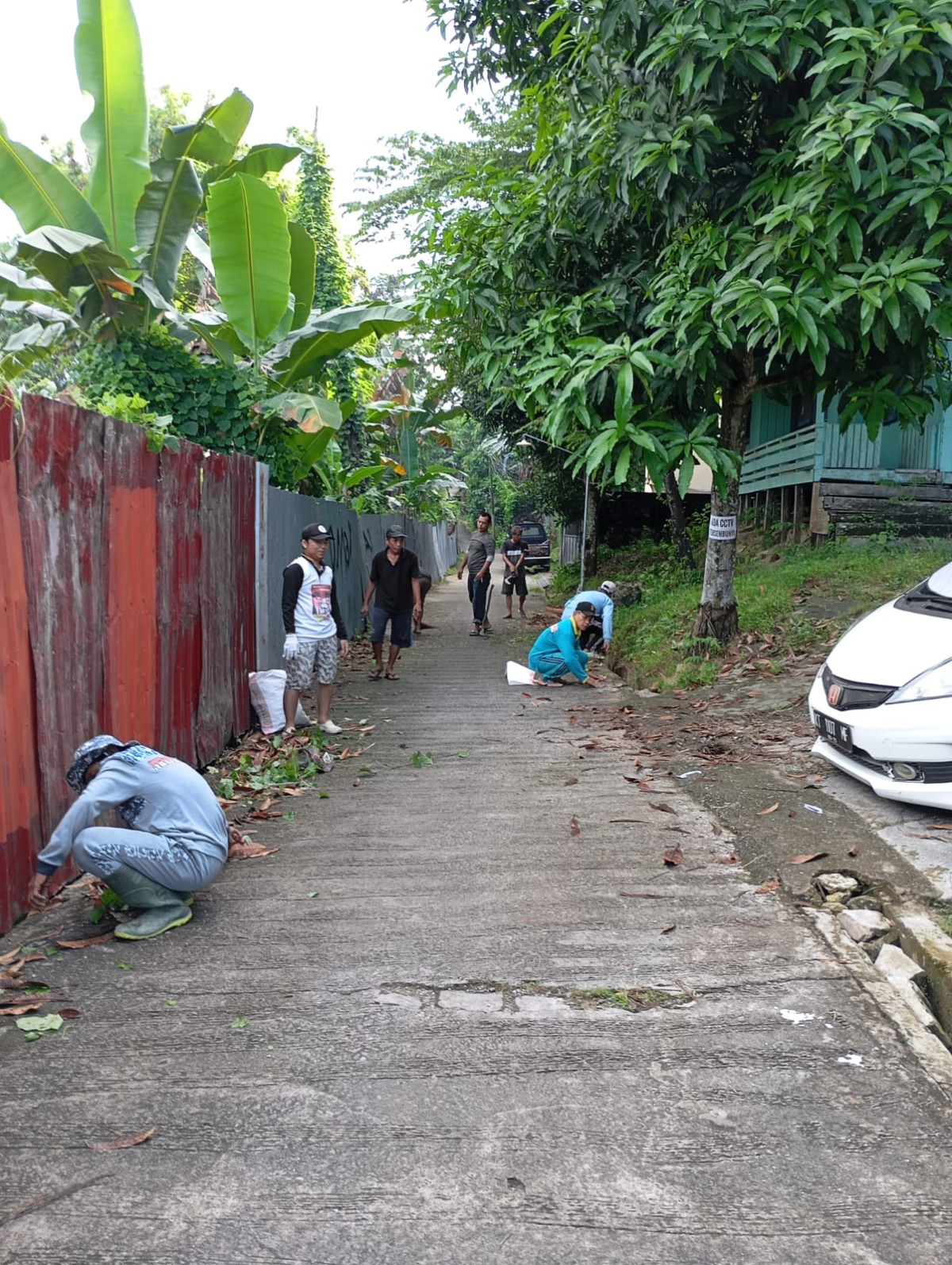 Membersihkan rumput & Jalanan di Gang