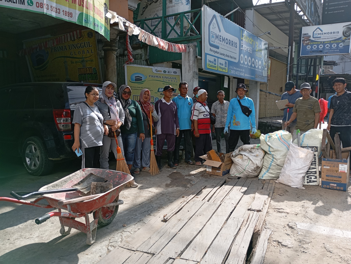 Kerja bakti di RT 09 jln RE. Martadinata gang tukang