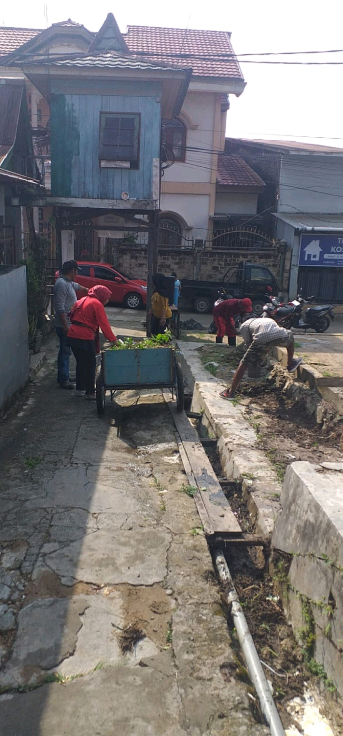 Membersihkan lapangan dan parit sekitar jalan raudah ujung