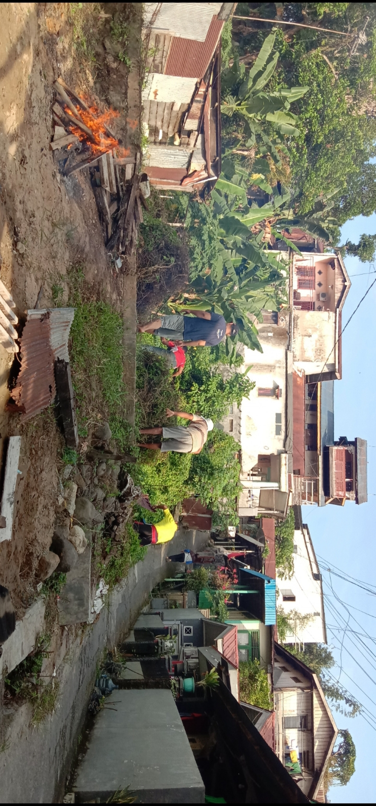 Membersihkan parit dan lapangan