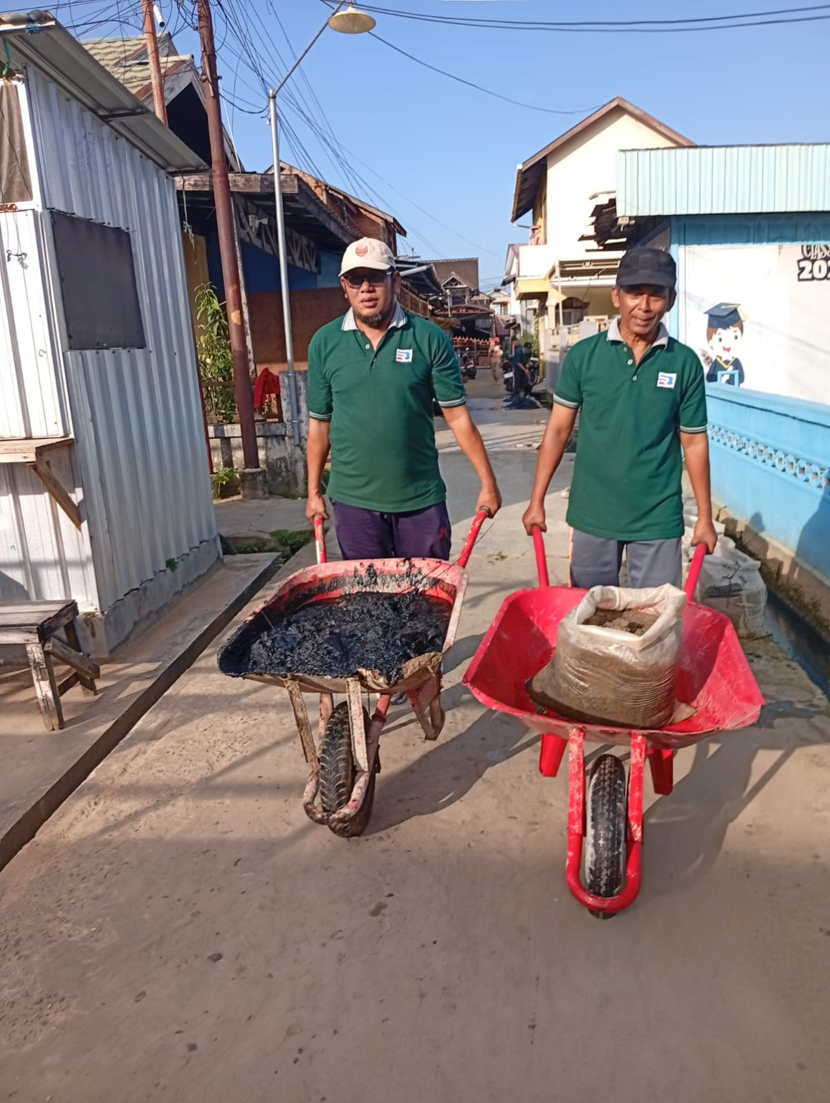 gotong royong membersihkan lingkungan