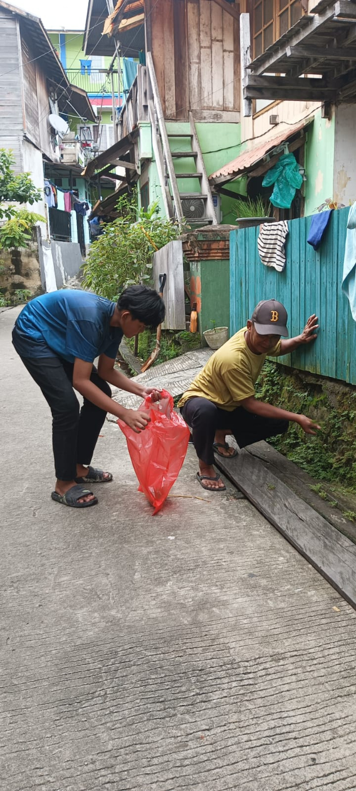 Gotong royong di rt.17