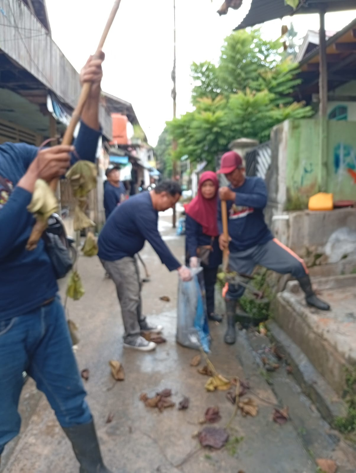 Kerja bakti membersihkan Parit dan jalan di rt02 gg wahyu