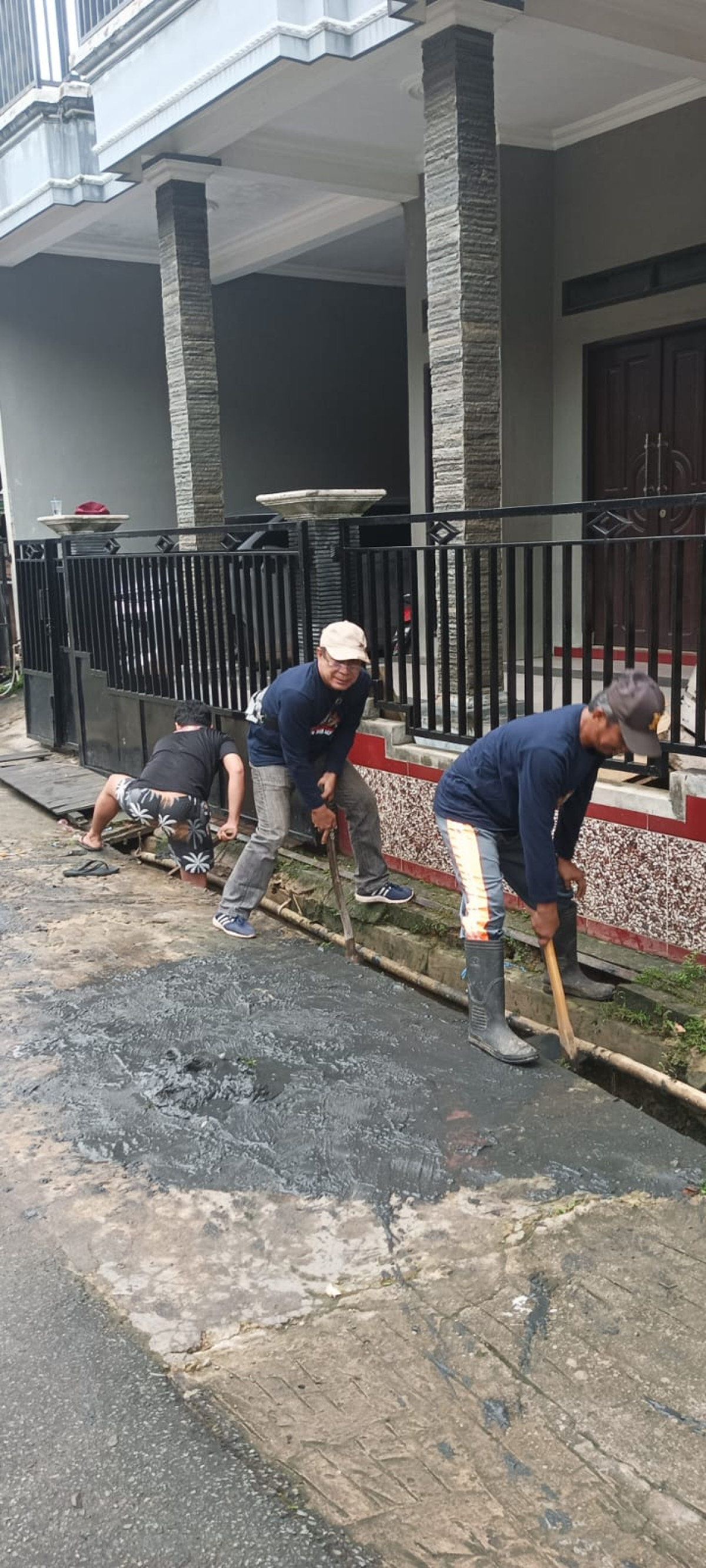 kerja bakti bersama warga