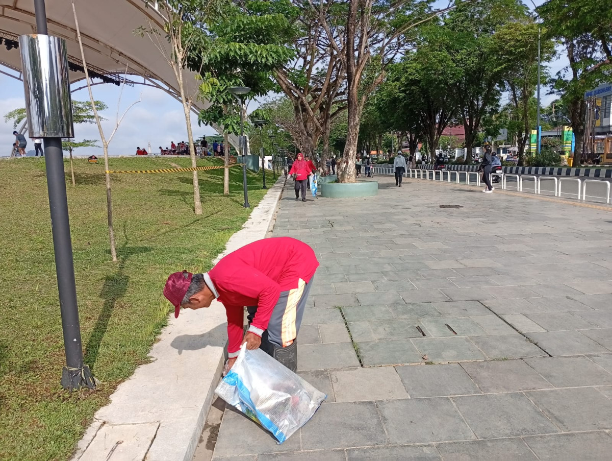 gotong royong membersihkan lingkungan