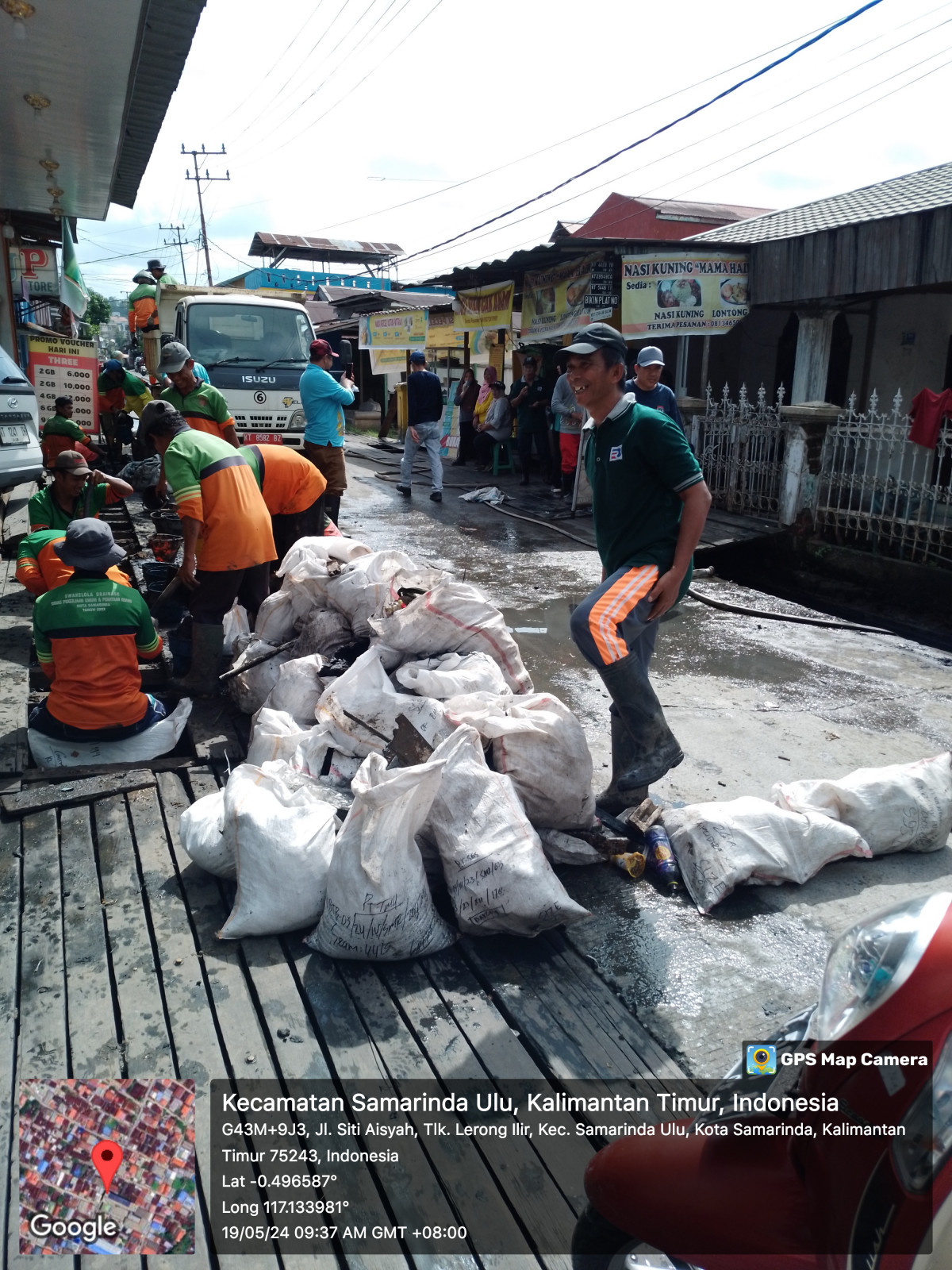 Gotong royong membersihkan lingkungan