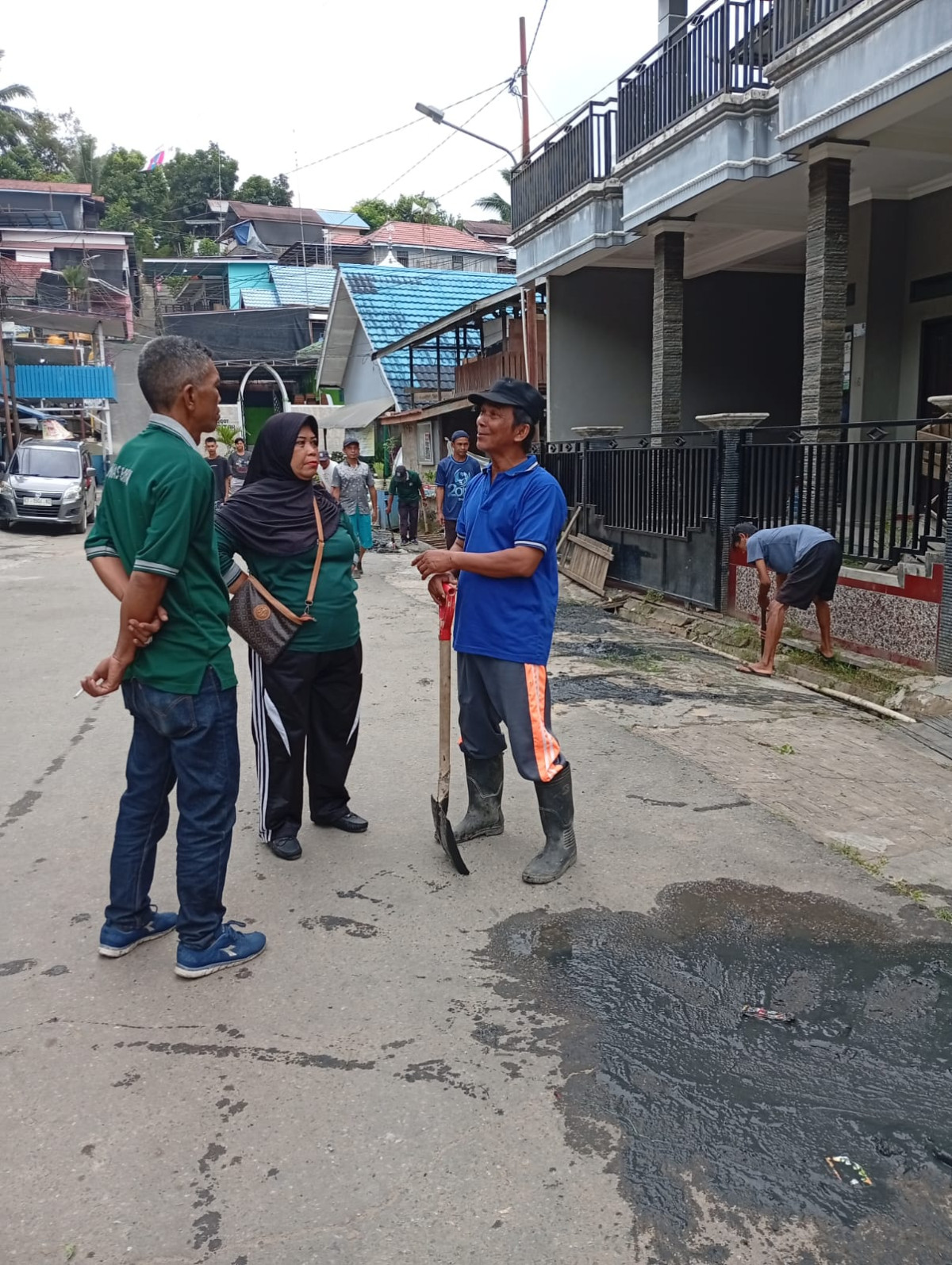 Membersihkan draenase kampung baru Rt 22
