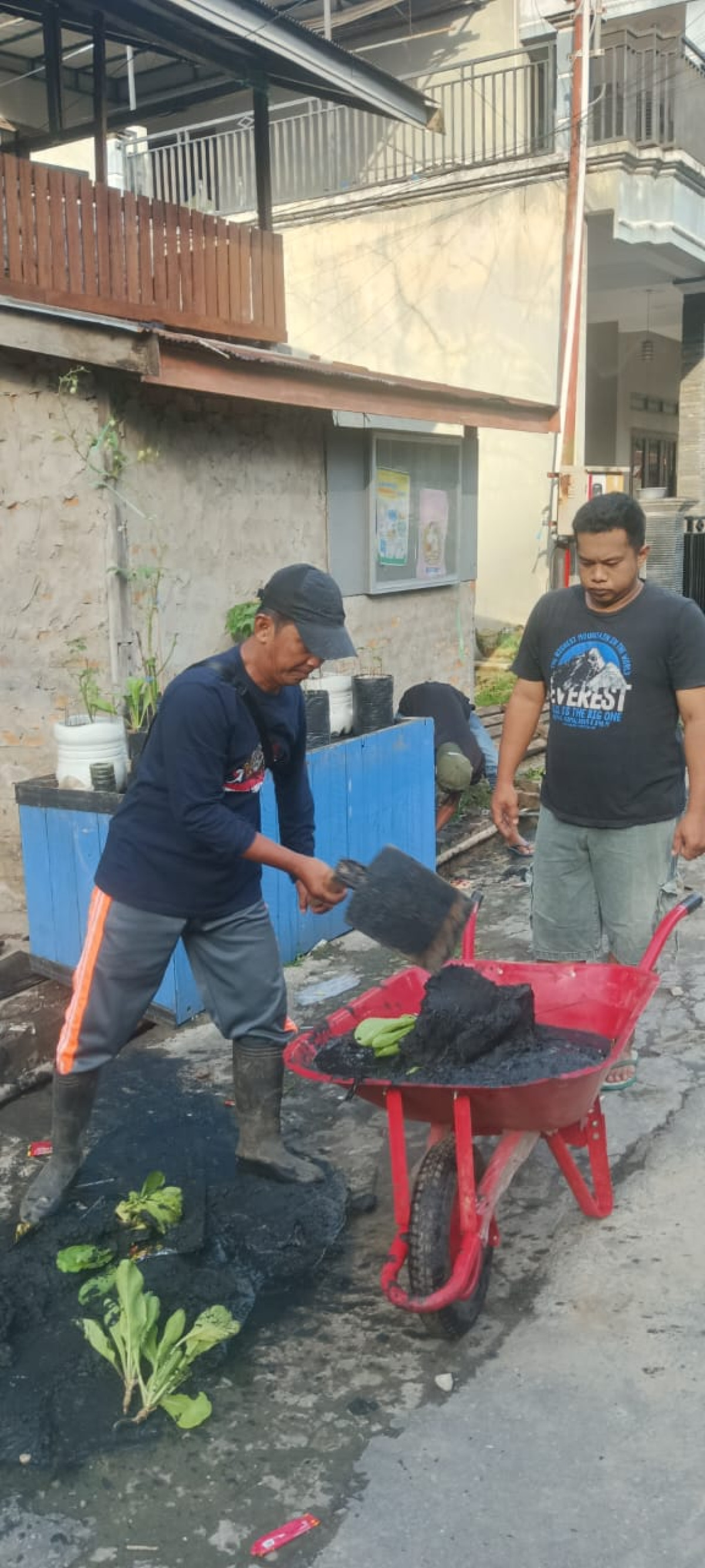 Gotong royong membersihkan parit