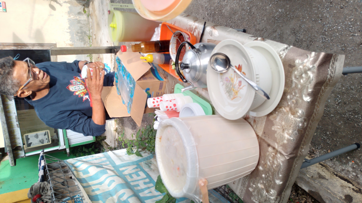 Kerja bakti membersihkan sampah2 di parit