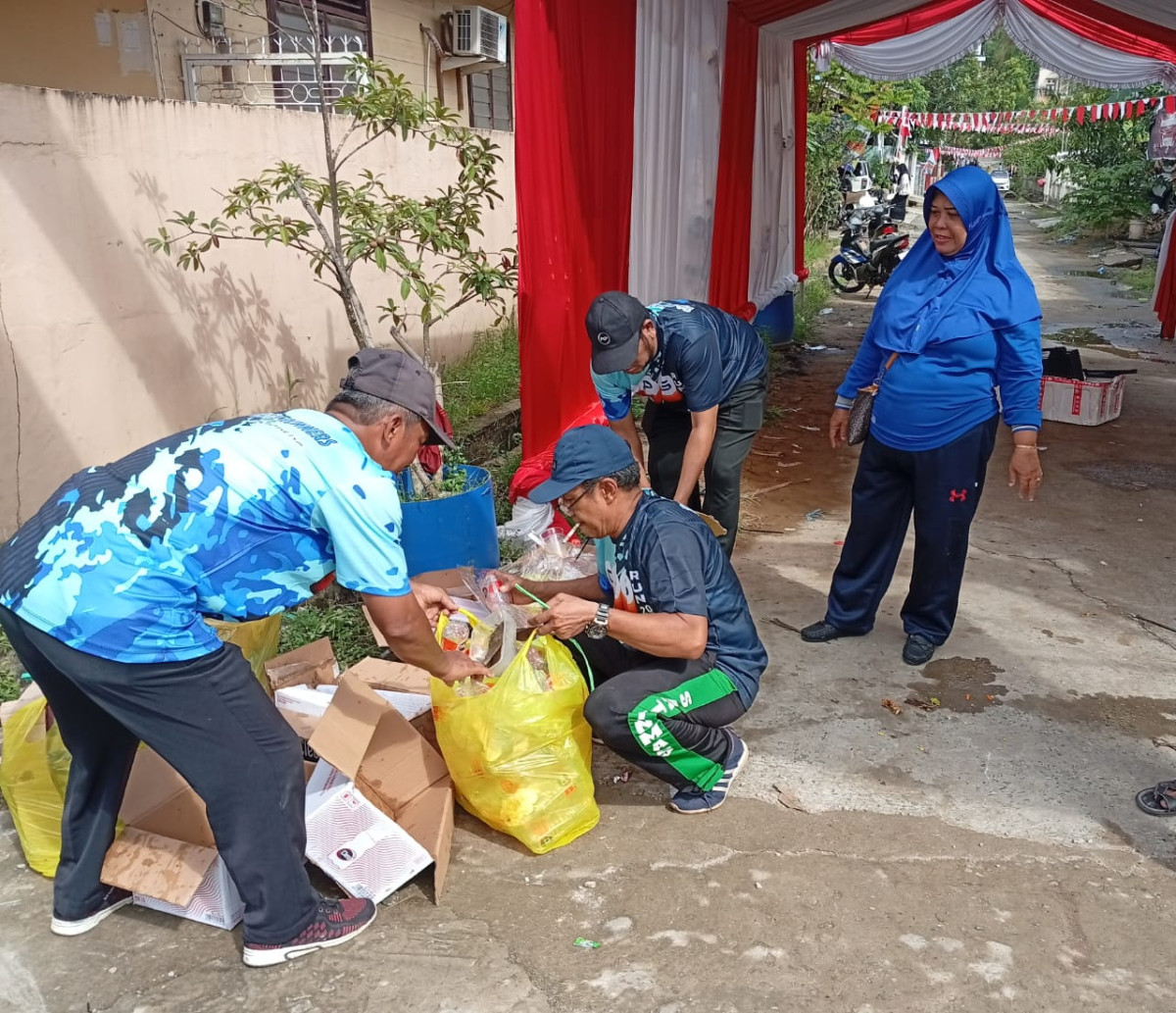 Gotong Royong membersihkan lingkungan