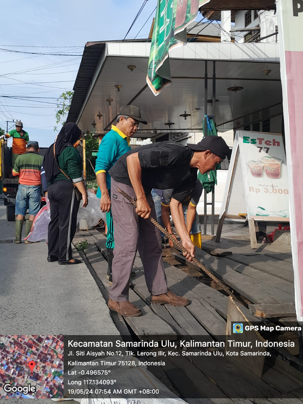 Kerja bakti bersama di area jalan siti aisyah
