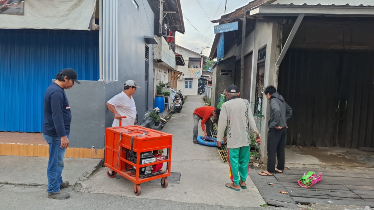 Membersihkan area Tanaman Toga RT. 05