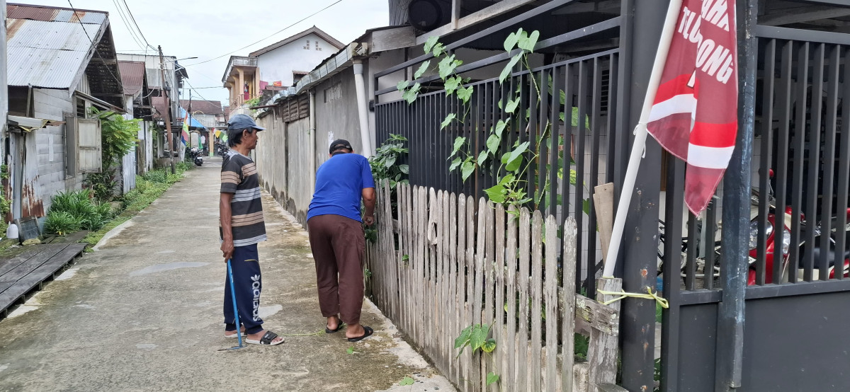 Membersihkan area GG. Bidan Maimunah RT 06