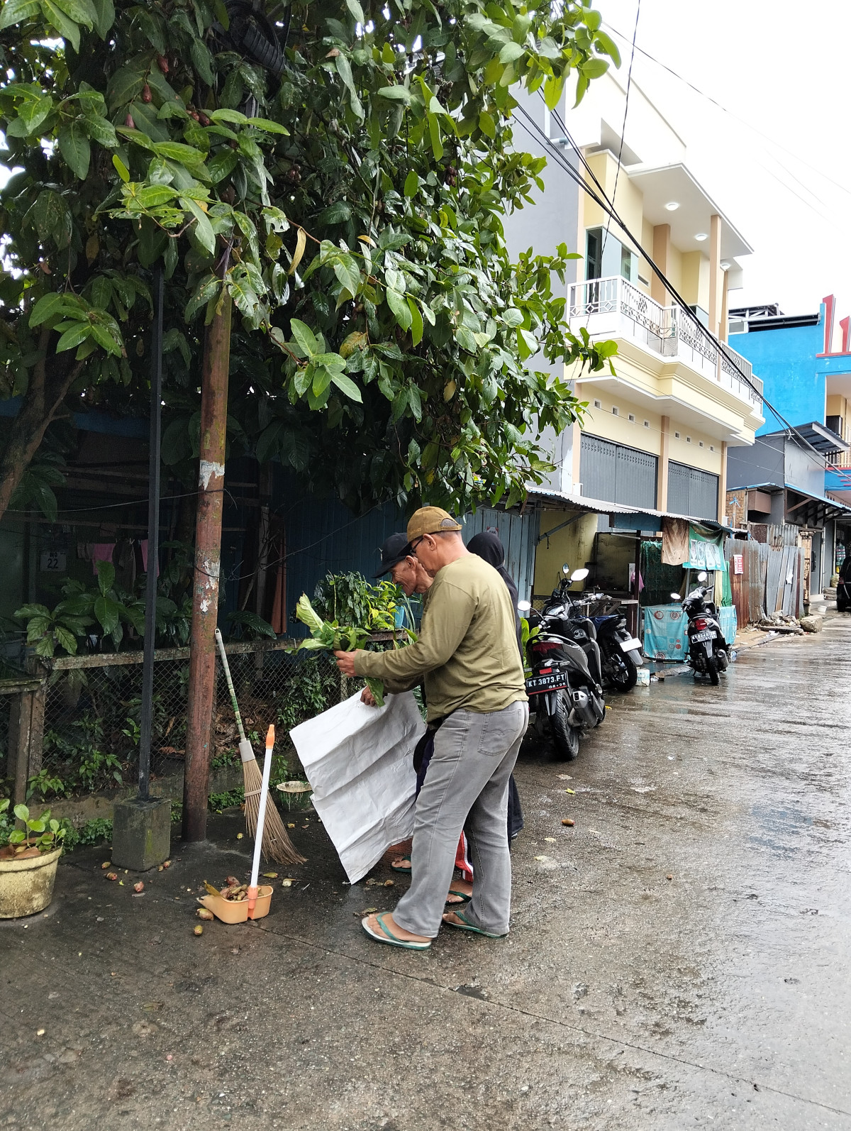 Pembersihan area Jl. Raudah 03 RT. 12