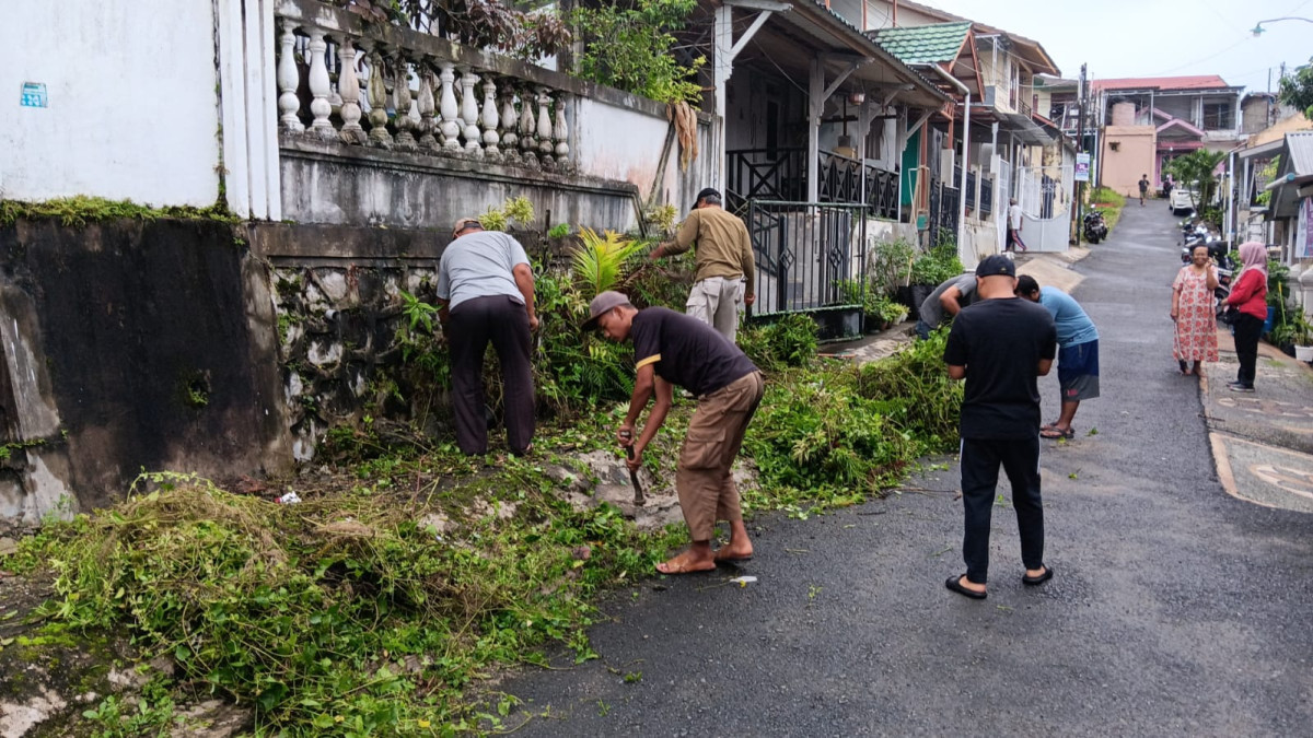 Gotong Royong di RT. 26