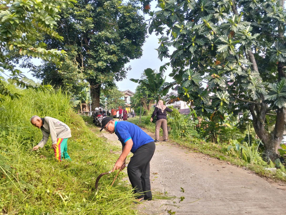 Membersihkan rumput jl. Villa  taruna RT.01