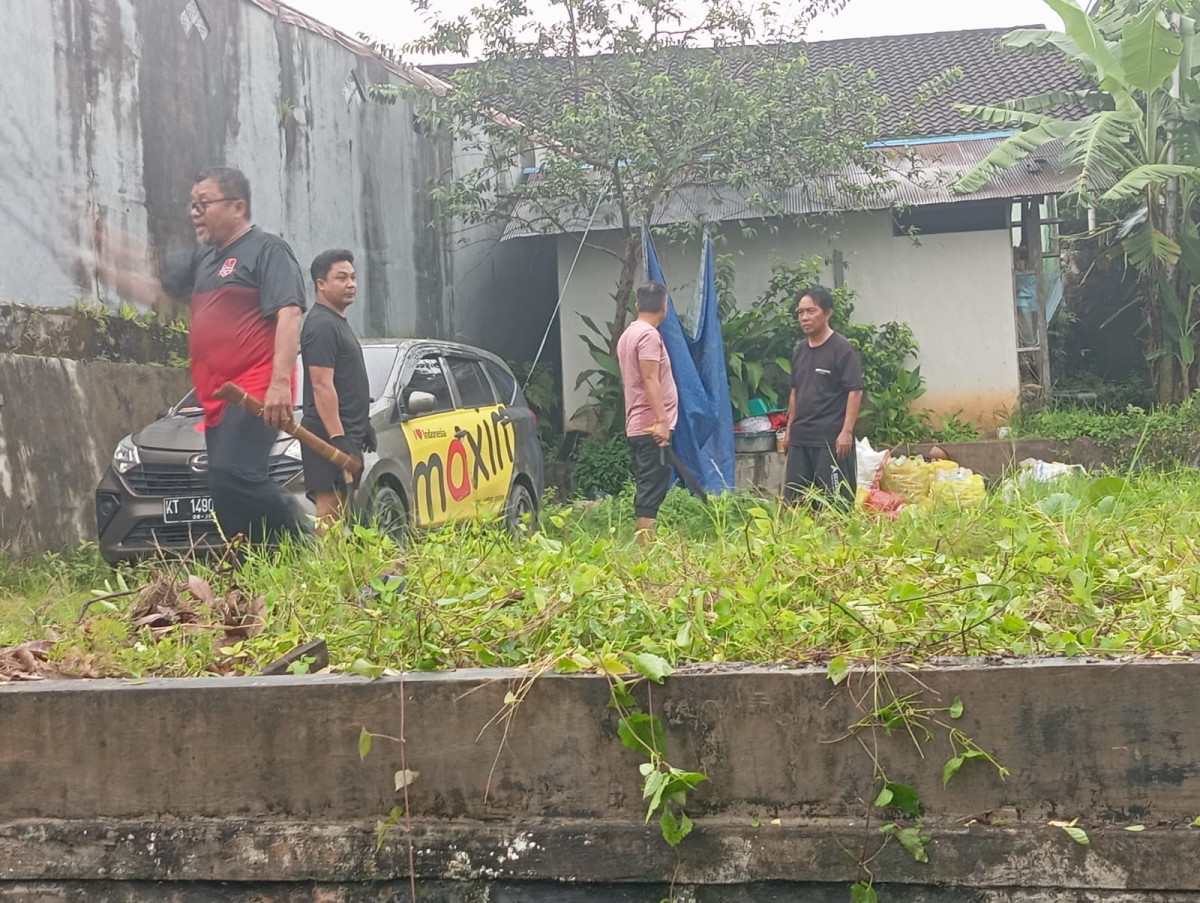 Membersihkan area RT. 28