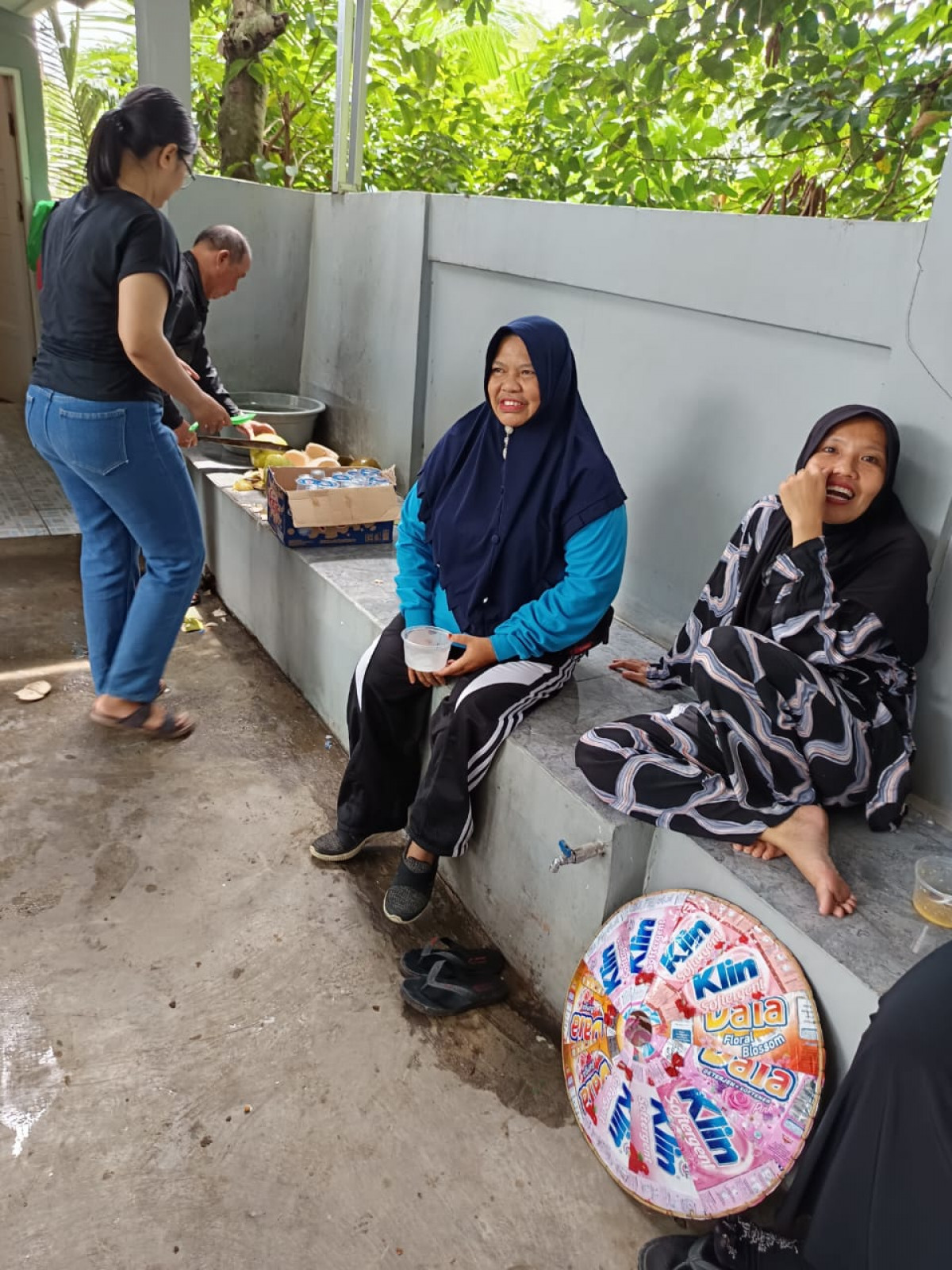Kerja bakti dengan jemaat gereja