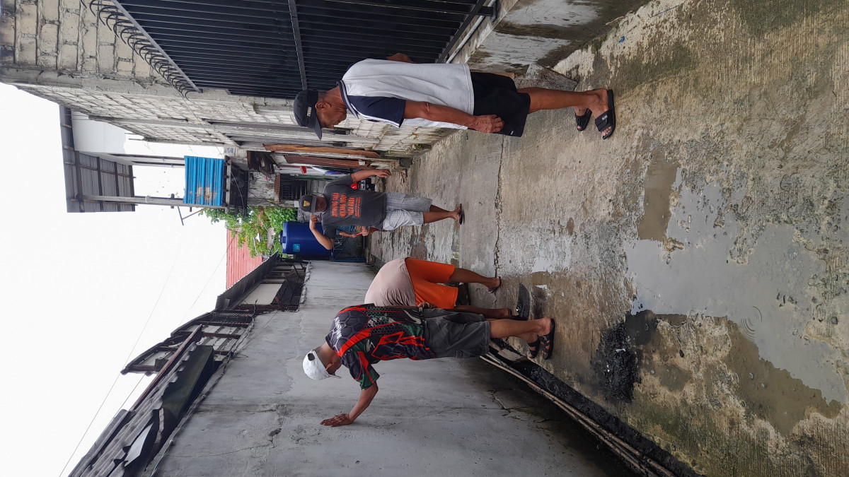 Membersihkan Drainase Gang Semangat 2 RT.017 Kel.Jawa