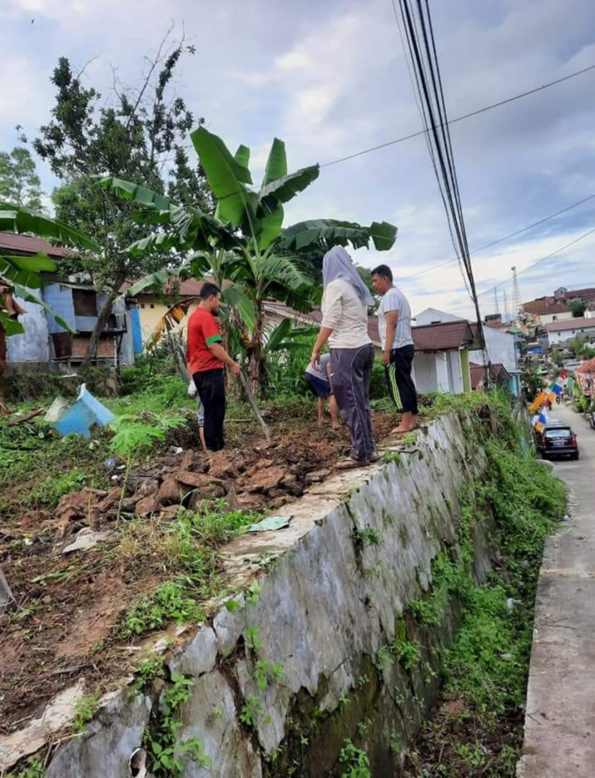 Pemotongan rumput dilapangan