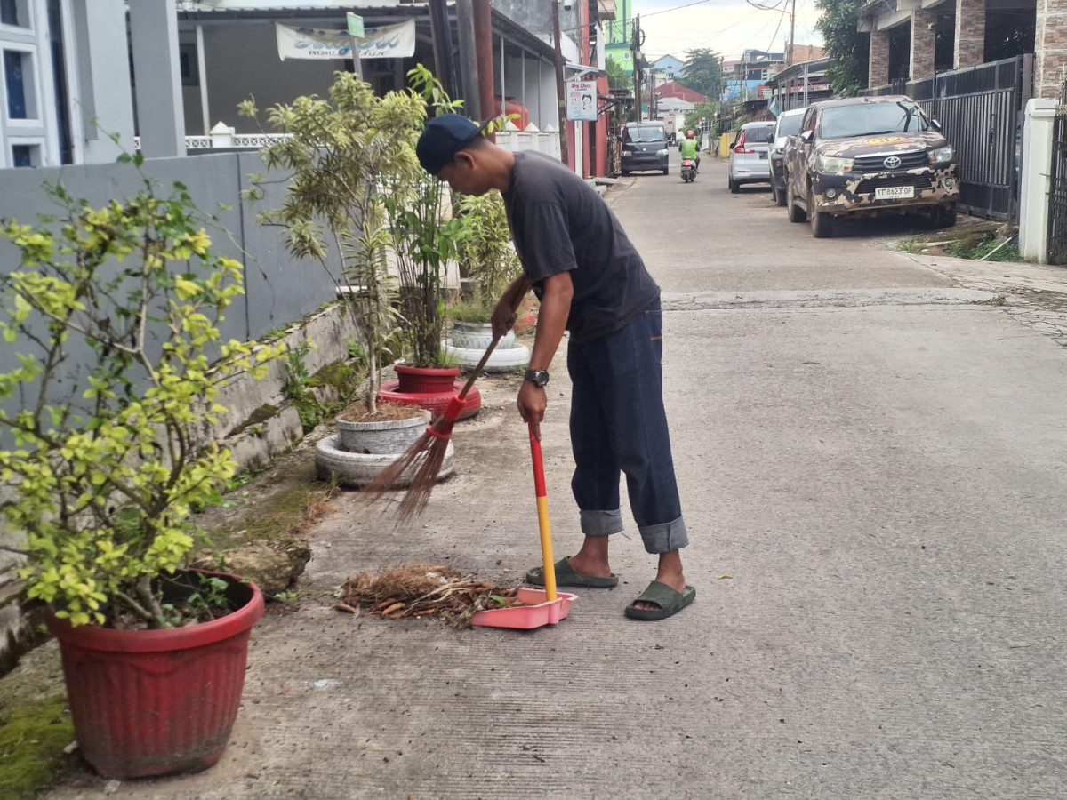 Kerja bakti membersihkan jalan