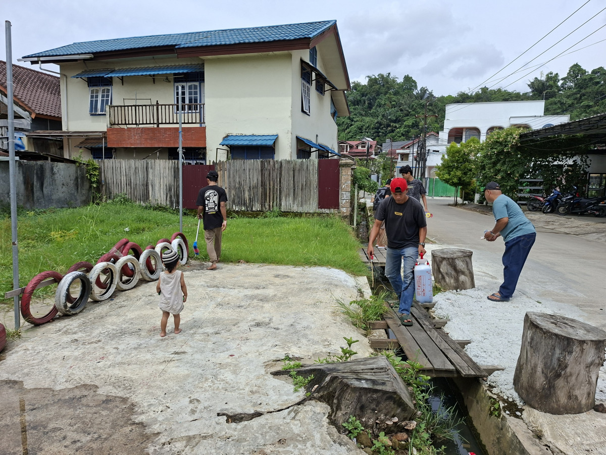Semprot rumput dan bersih² sampah