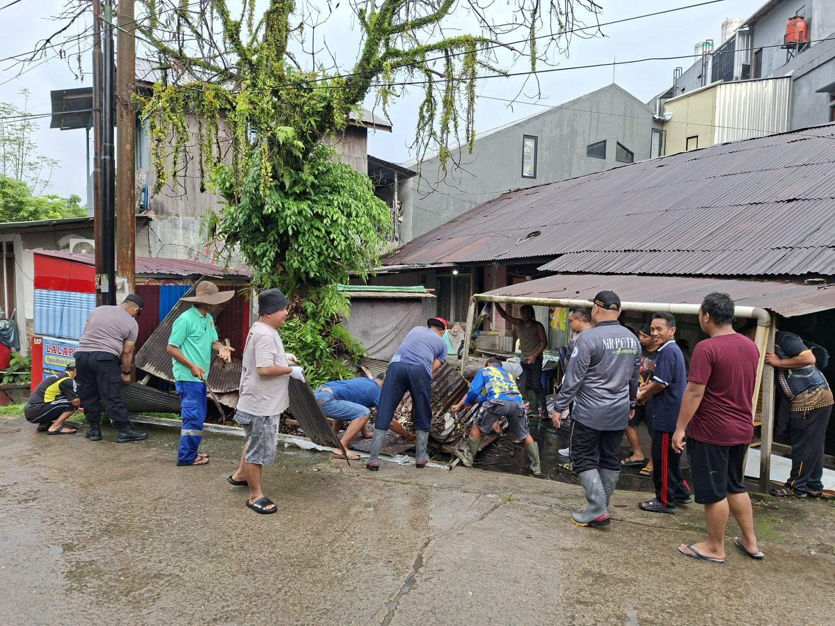 Kerja bakti bedah rumah