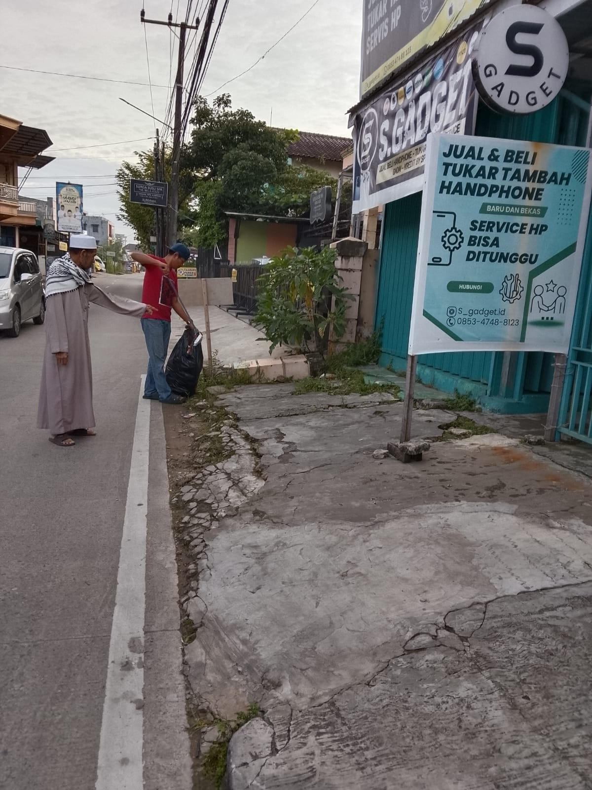 Bersih bersih sampah jalan