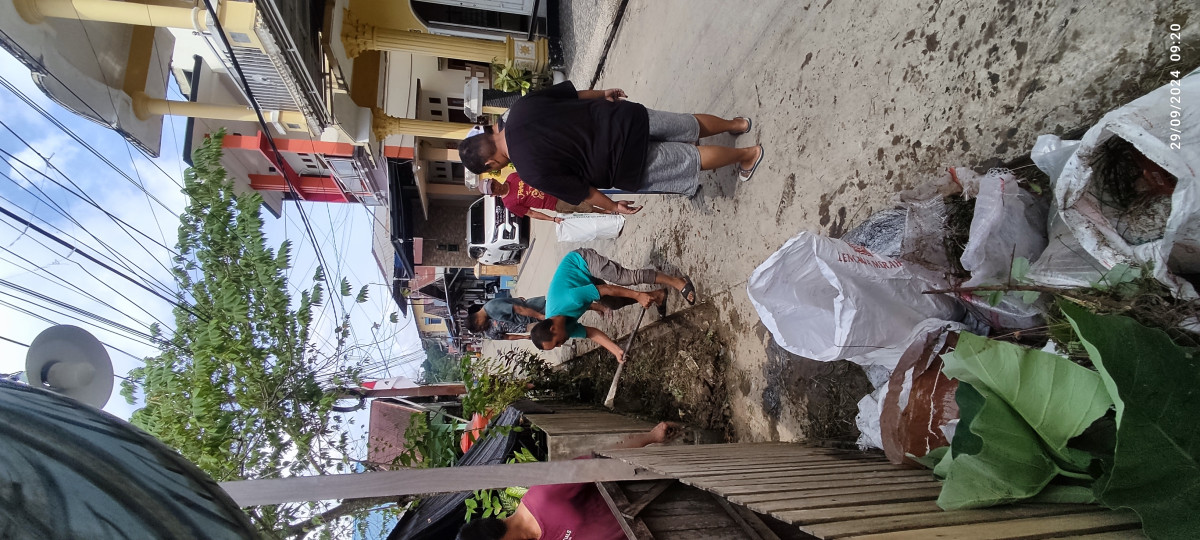 Kerja bakti pembersihan parit